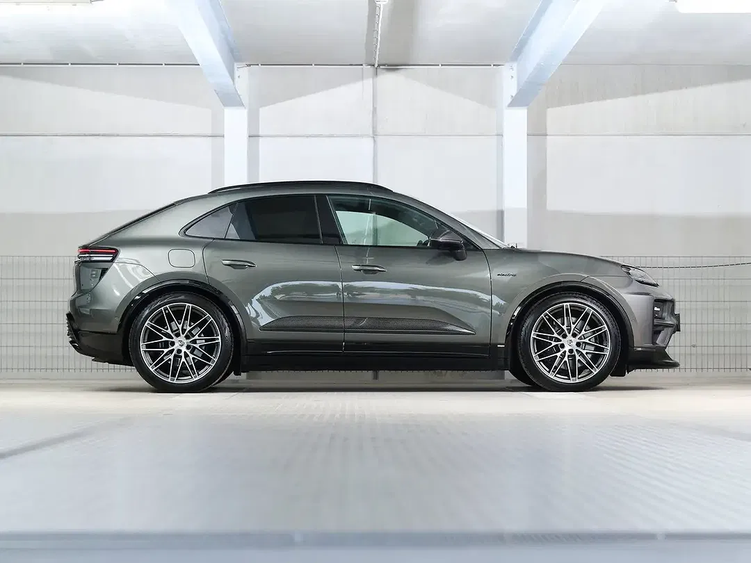 Porsche Macan Turbo - Thumbnail 3