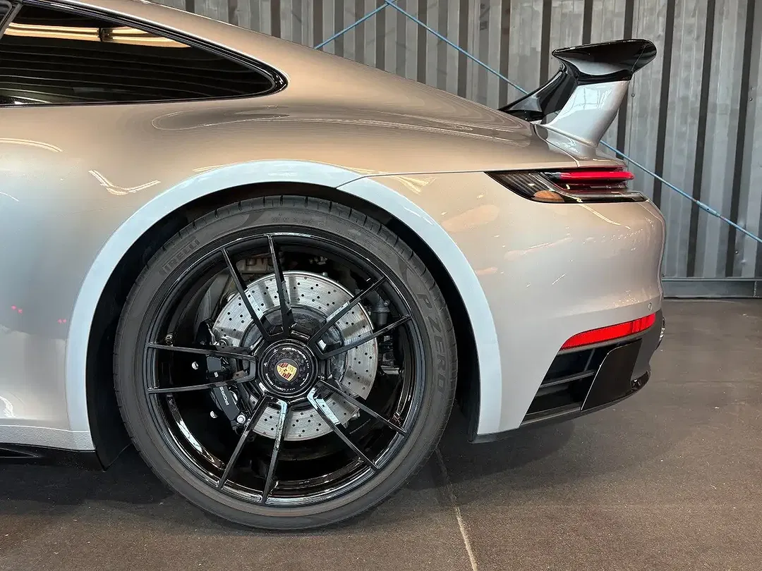 Porsche 911 Carrera 4 GTS - Thumbnail 4