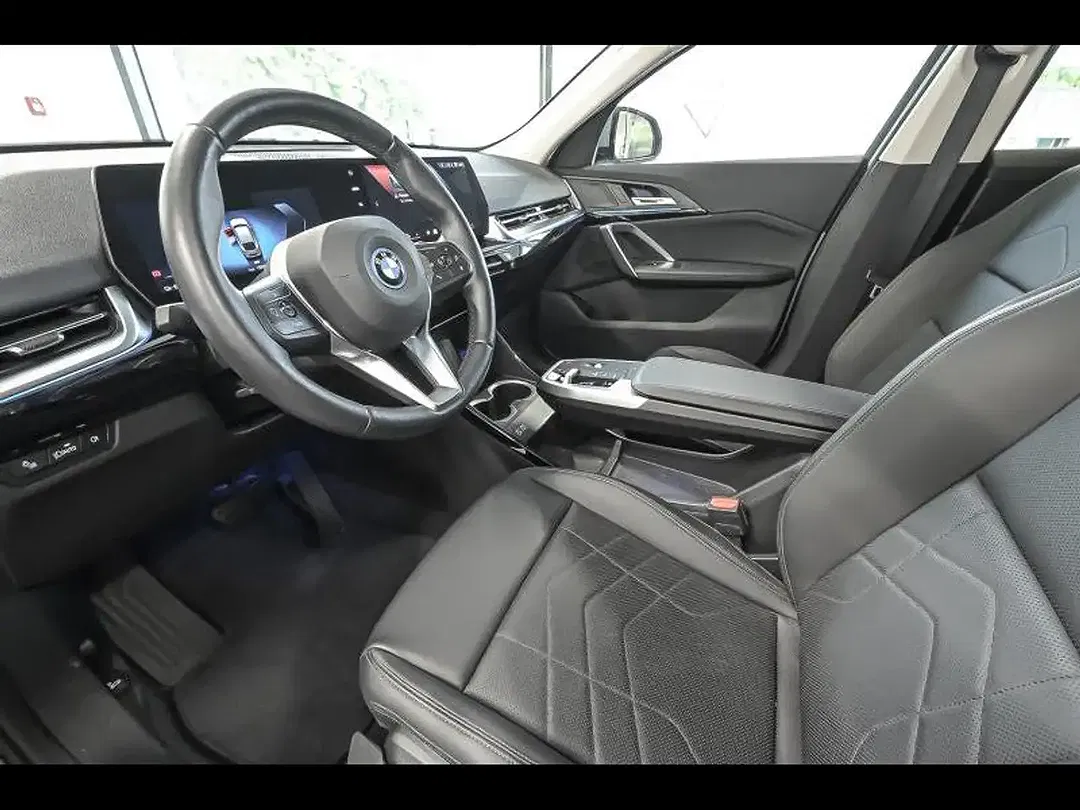 BMW iX2 xDrive - Thumbnail 3