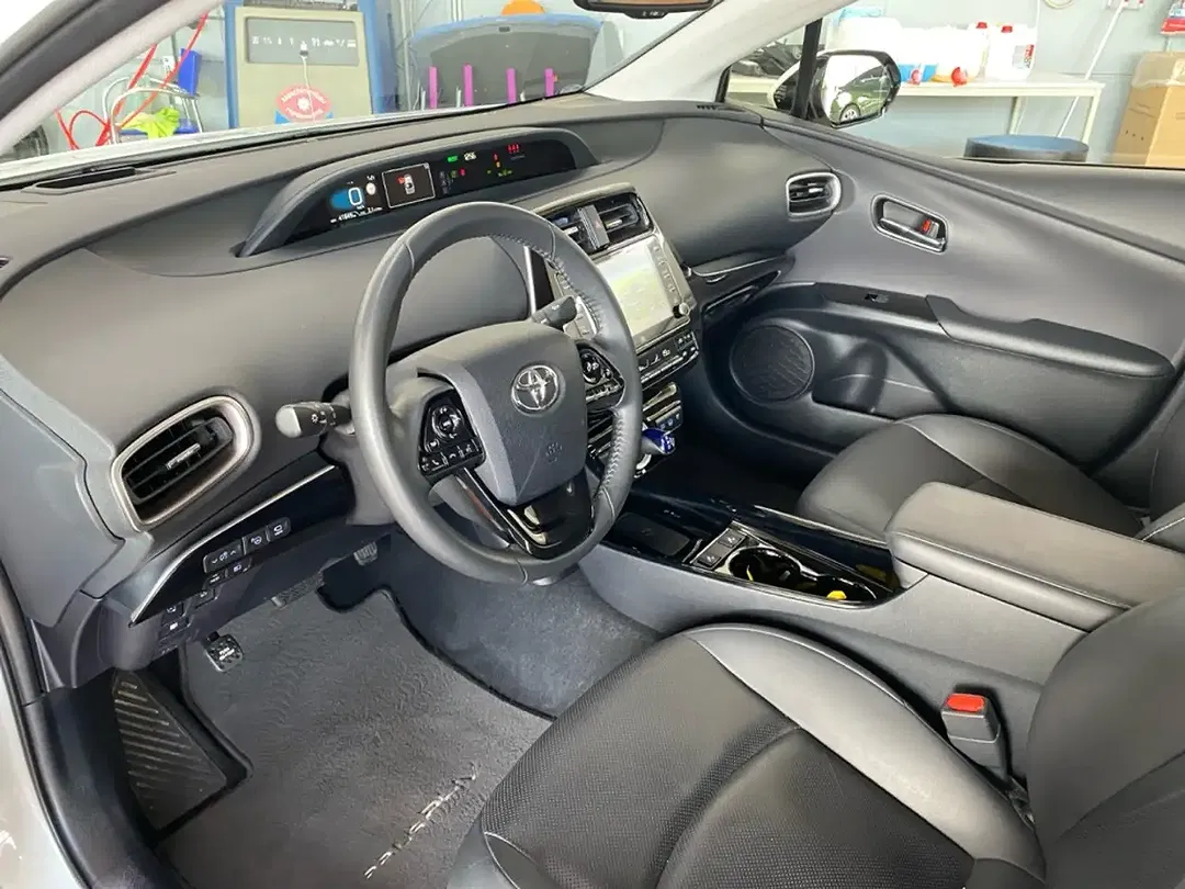 Toyota Prius PHEV Executive - Thumbnail 14