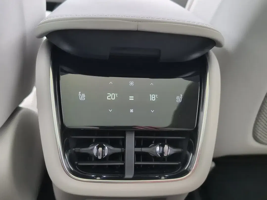 Volvo EX90 Performance Ultra - Thumbnail 9