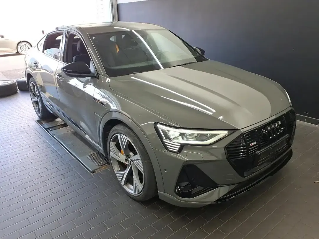 Audi e-tron 55 Sportback S line Black Edition - Thumbnail 4