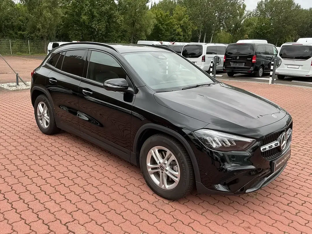 Mercedes-Benz GLA 180 - Thumbnail 2