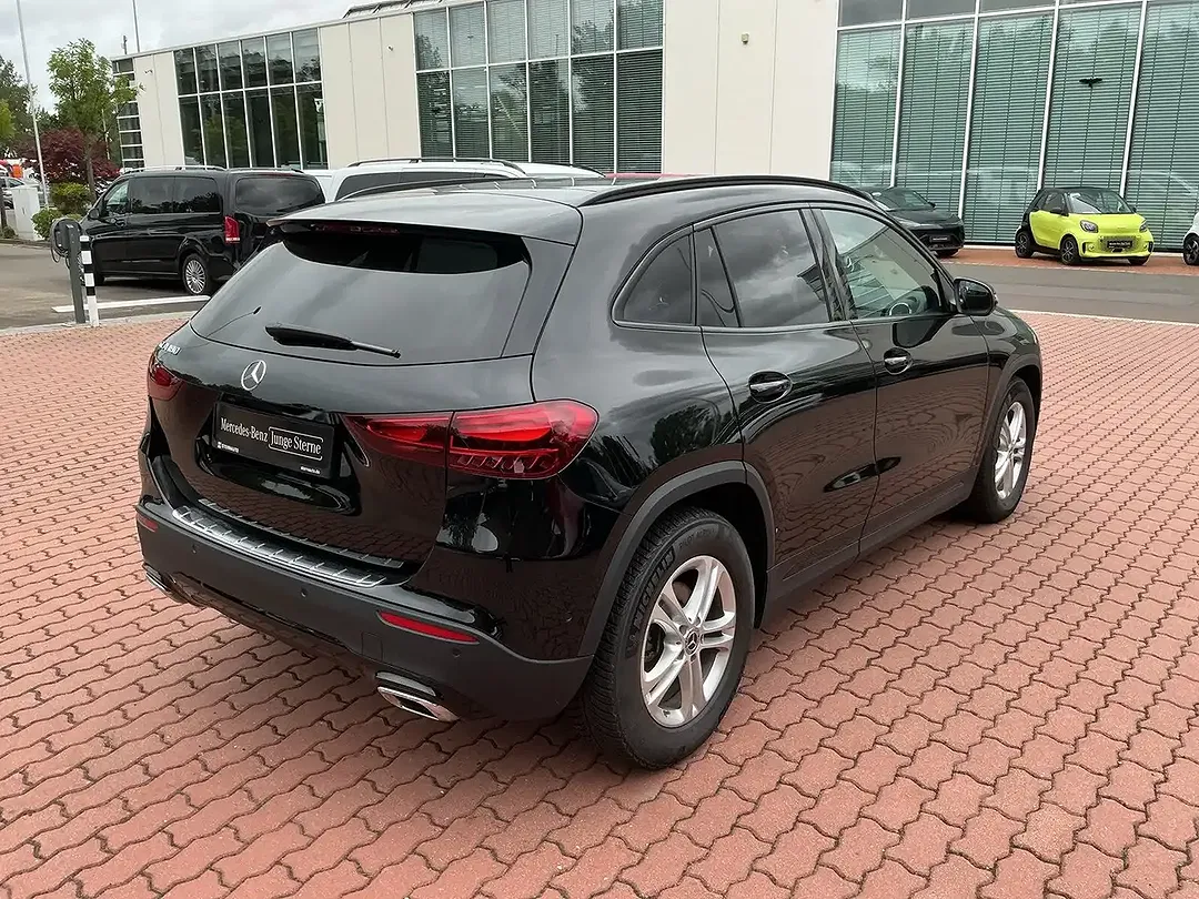 Mercedes-Benz GLA 180 - Thumbnail 3
