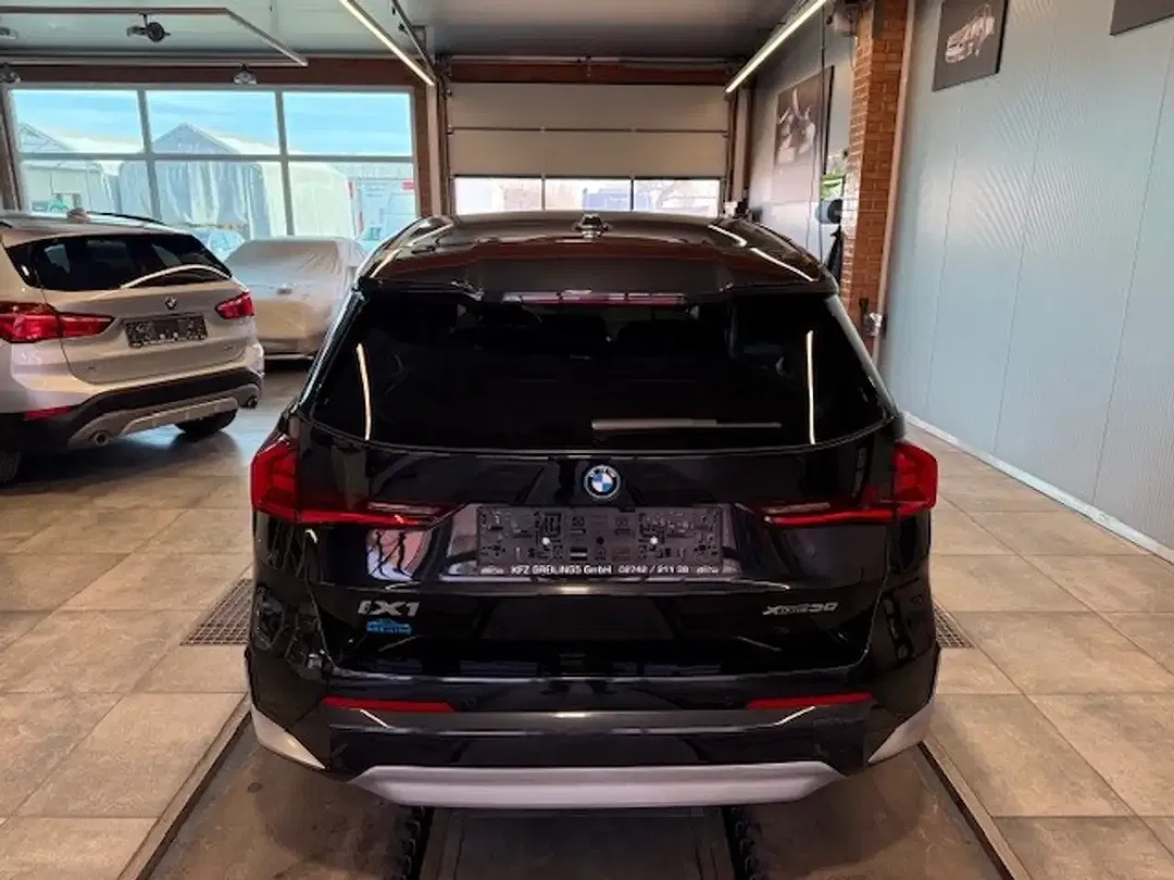 BMW iX1 xDrive - Thumbnail 3