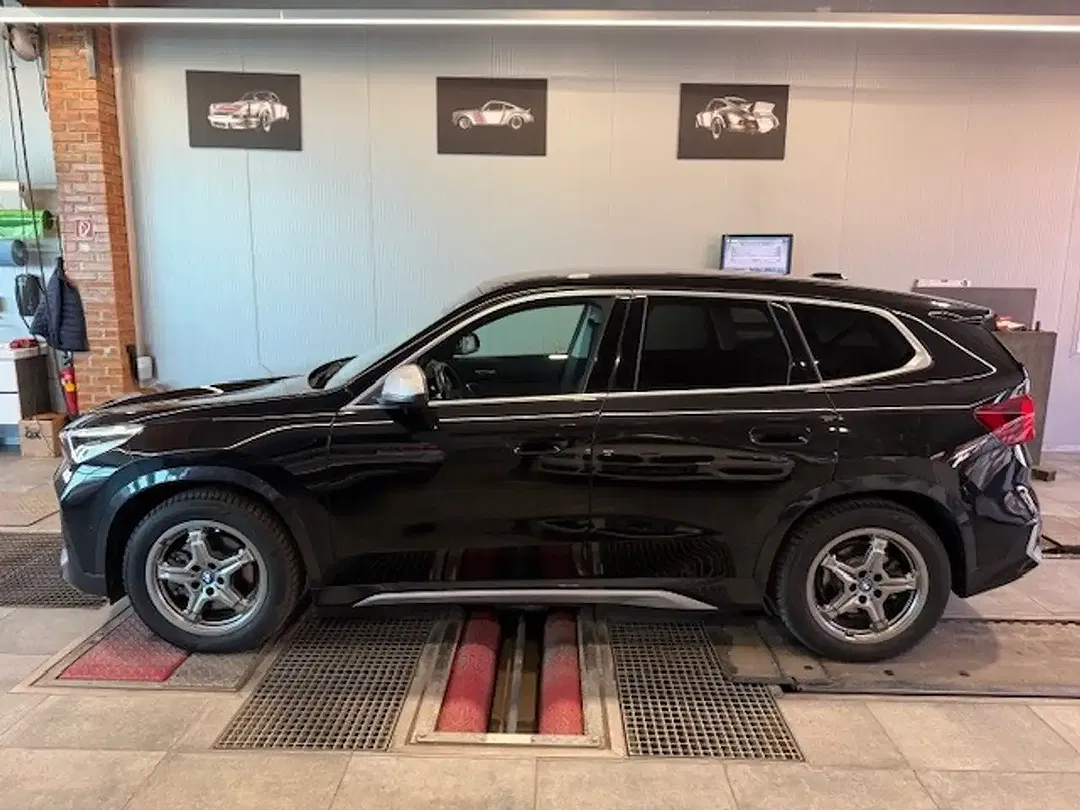 BMW iX1 xDrive - Thumbnail 4