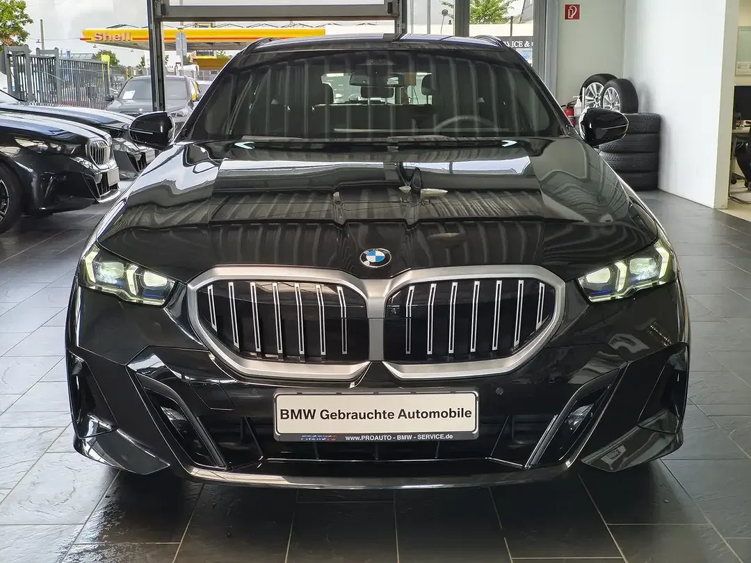 BMW 520 xDrive M Sport Touring - Thumbnail 2