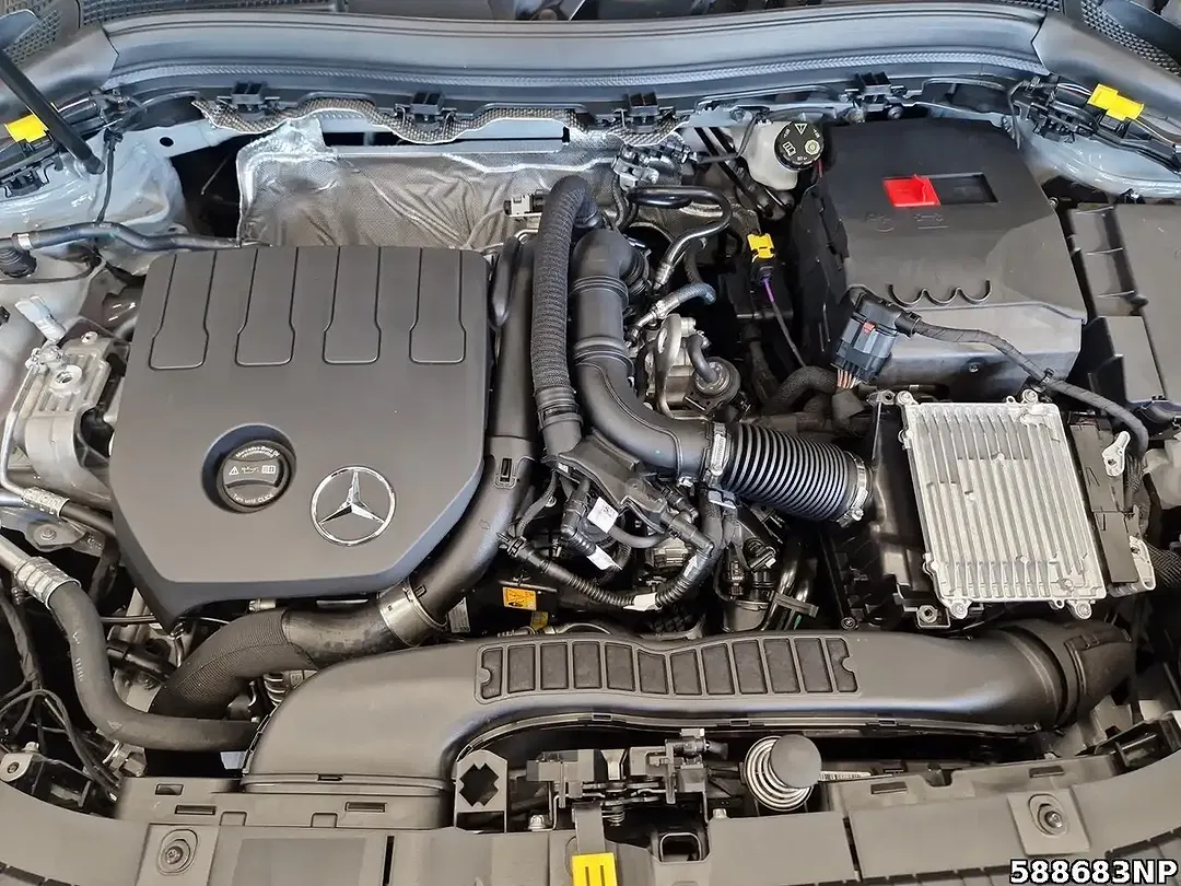 Mercedes-Benz GLA 200 - Thumbnail 13