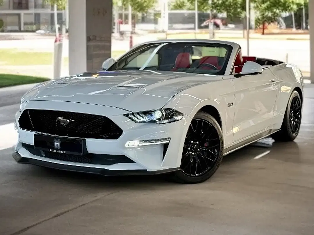 Ford Mustang GT - foto 1