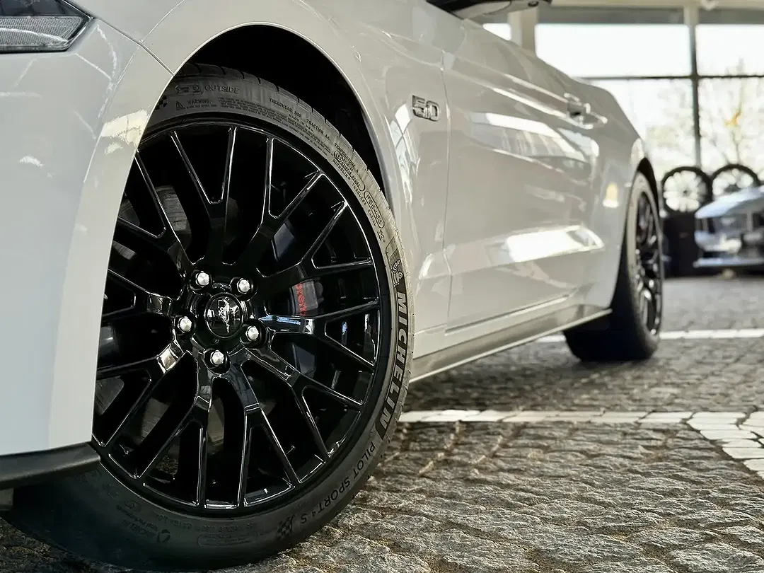 Ford Mustang GT - Thumbnail 21