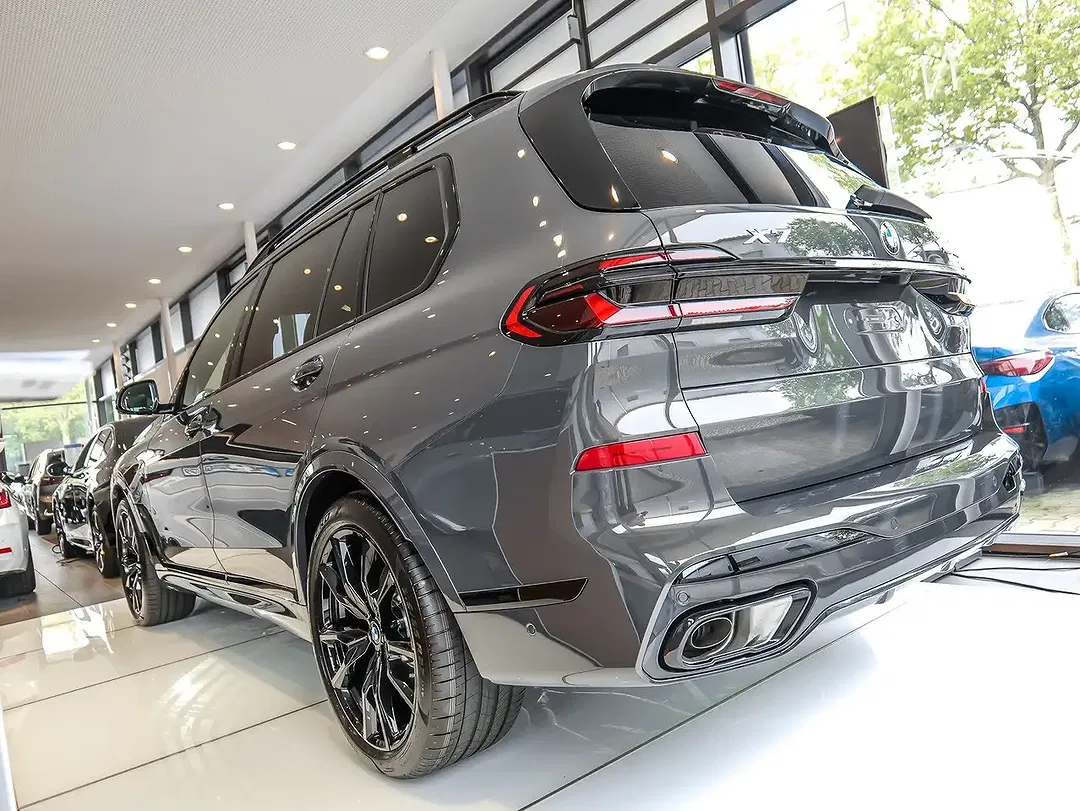 BMW X7 xDrive M Sport Pro Lounge - Thumbnail 2