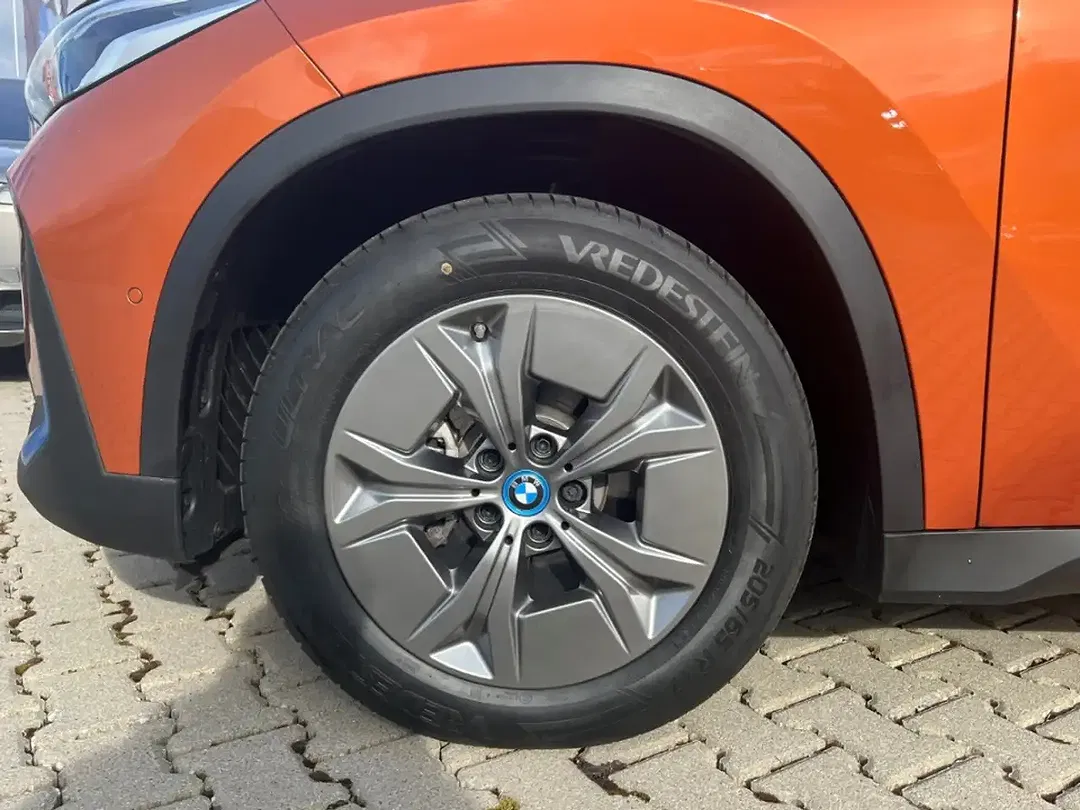 BMW iX1 xDrive - Thumbnail 4