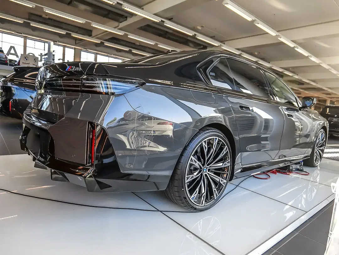 BMW i7 xDrive M Sport - Thumbnail 2