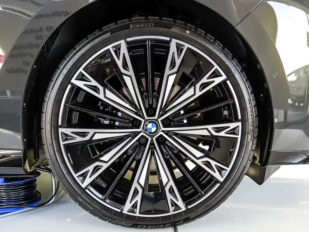 BMW i7 xDrive M Sport - Thumbnail 4