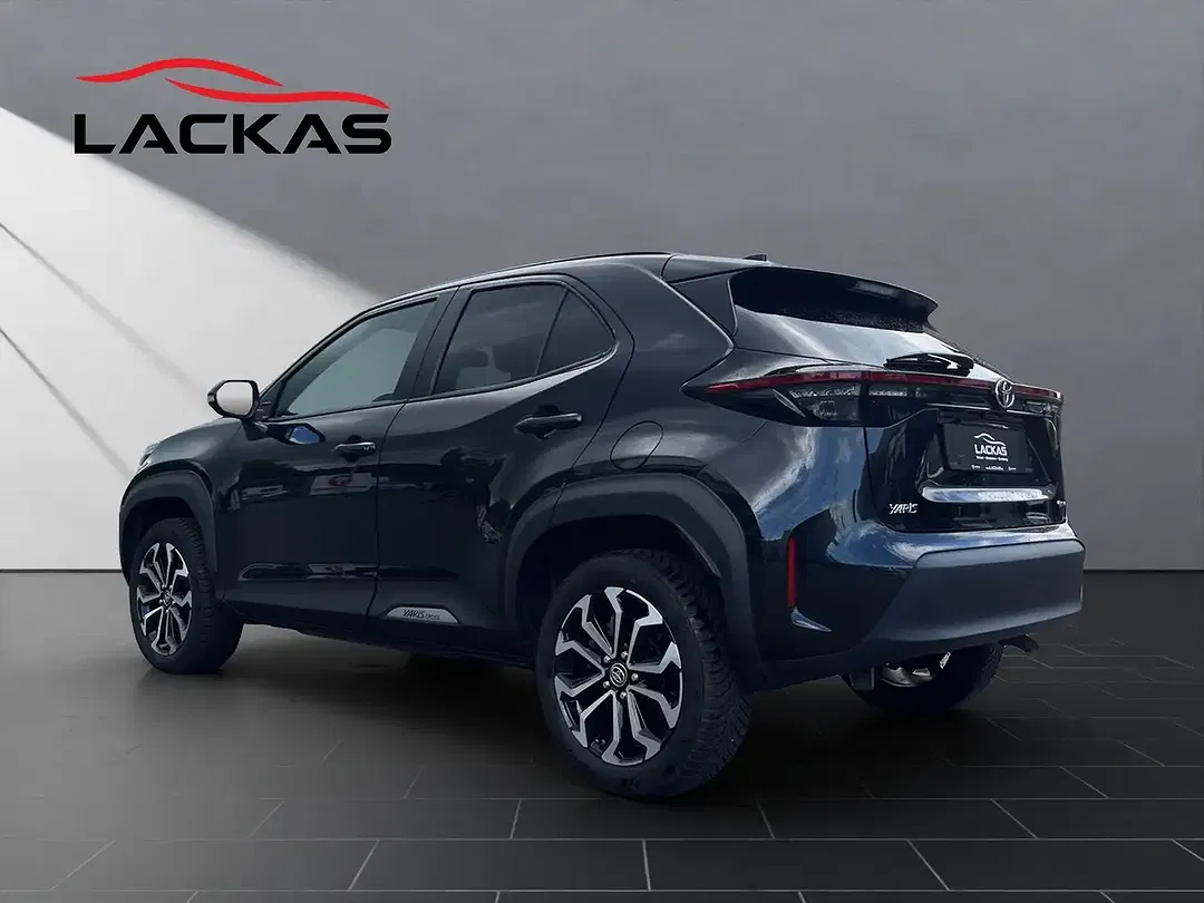 Toyota Yaris Cross Hybrid Black & White - Thumbnail 3