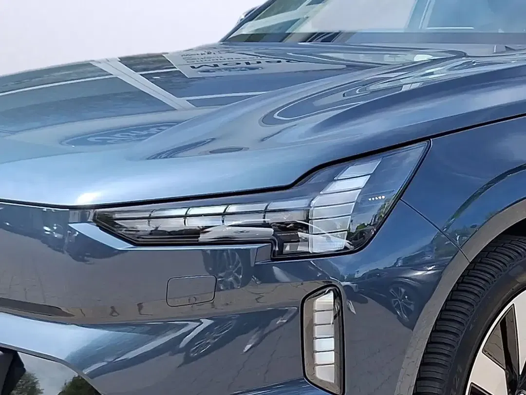 Volvo EX90 Performance Ultra - Thumbnail 5