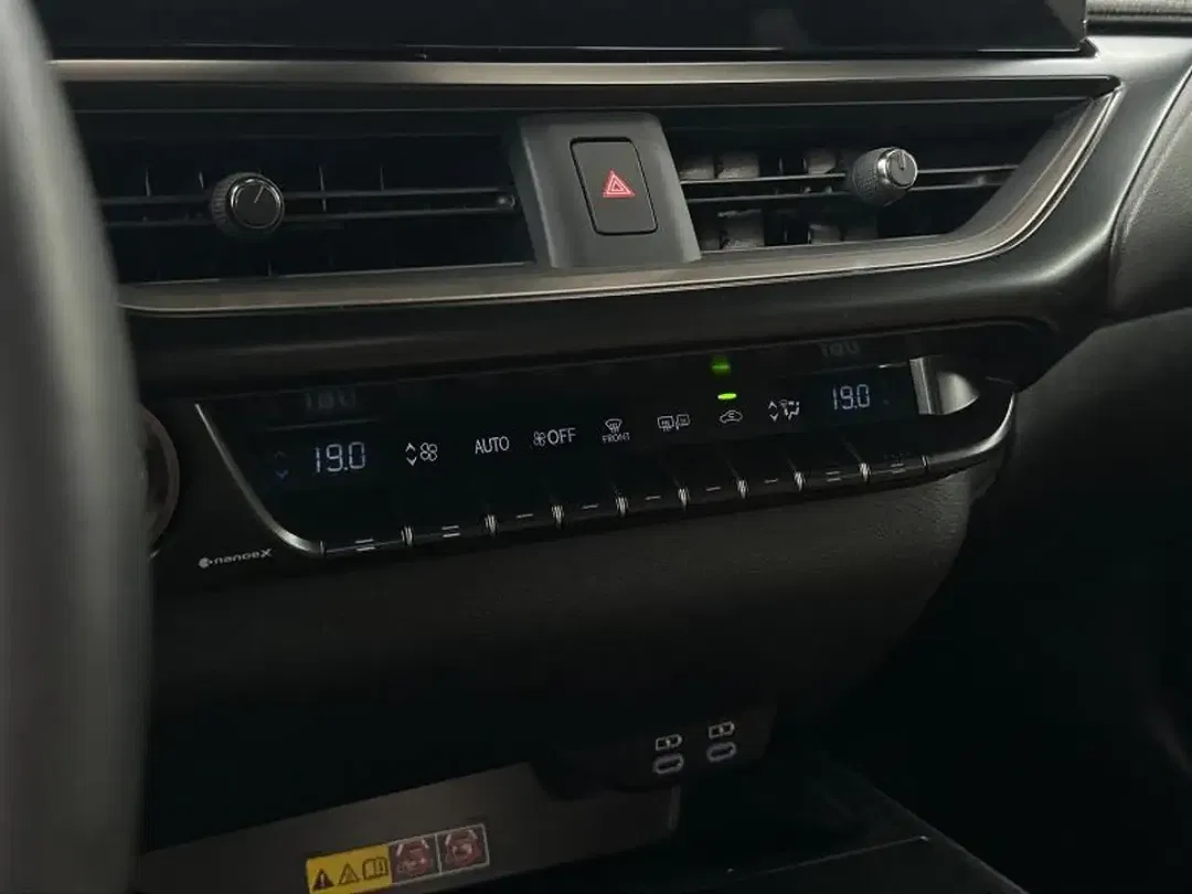 Lexus UX 300h Business Line - Thumbnail 25