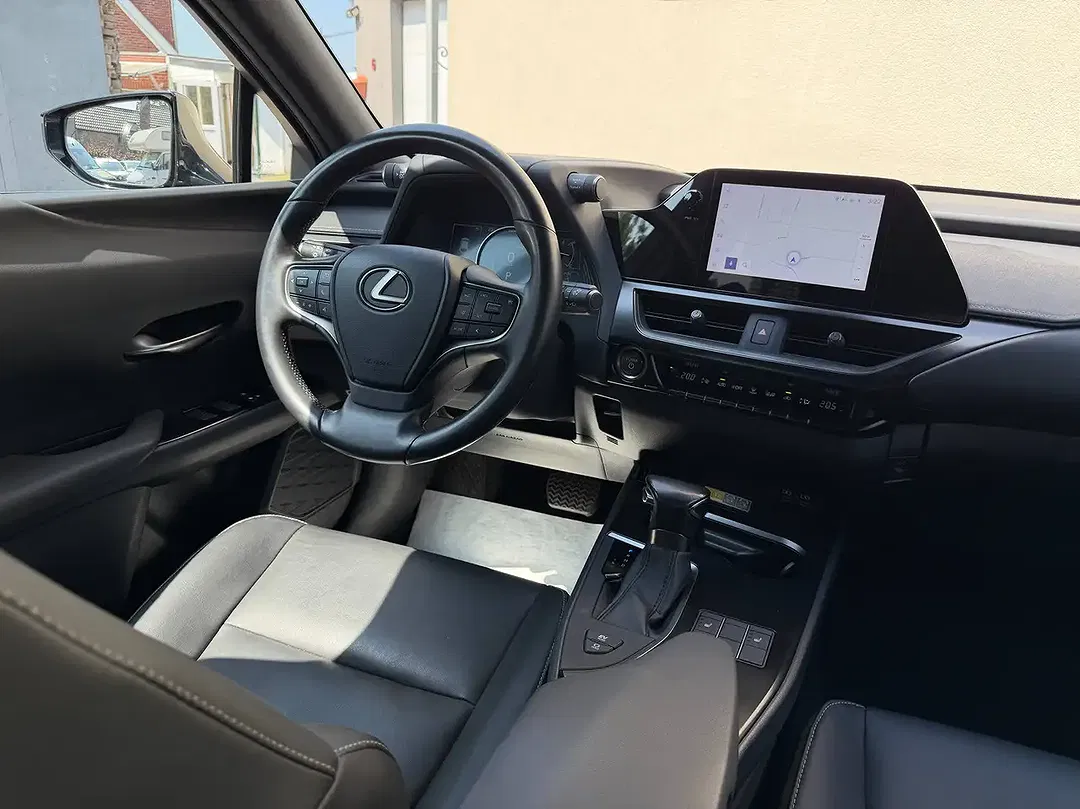 Lexus UX 250h - Thumbnail 3
