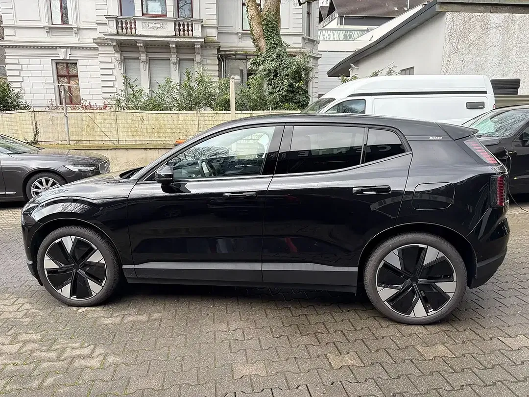 Volvo EX30 AWD Ultra - Thumbnail 3