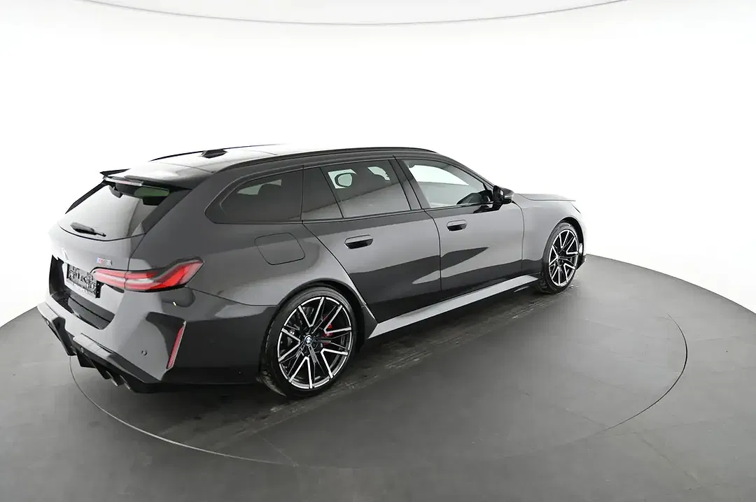 BMW M5 xDrive - Thumbnail 4