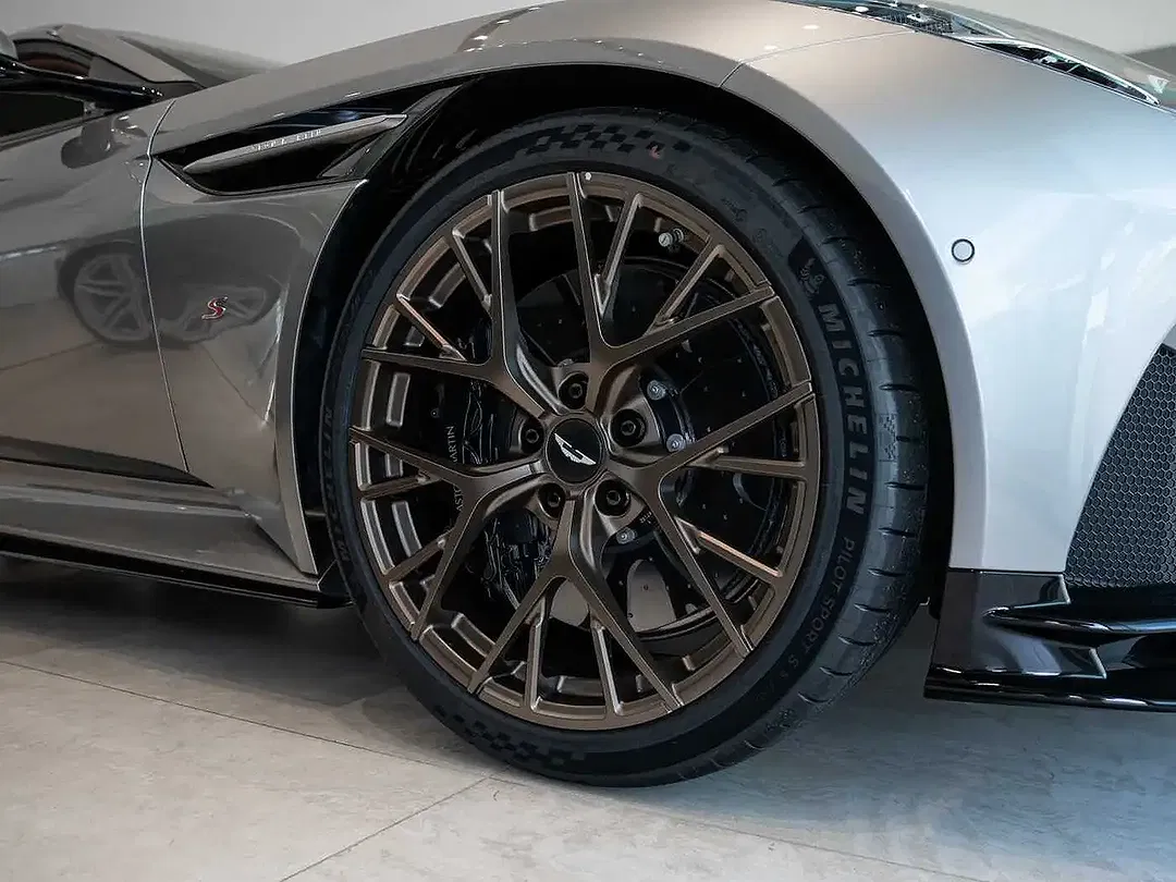 Aston Martin DB12 V8 S Coupe - Thumbnail 4