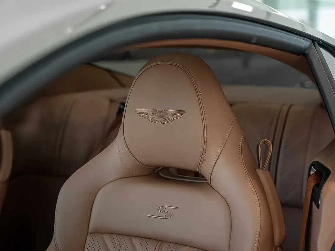 Aston Martin DB12 V8 S Coupe - Thumbnail 5