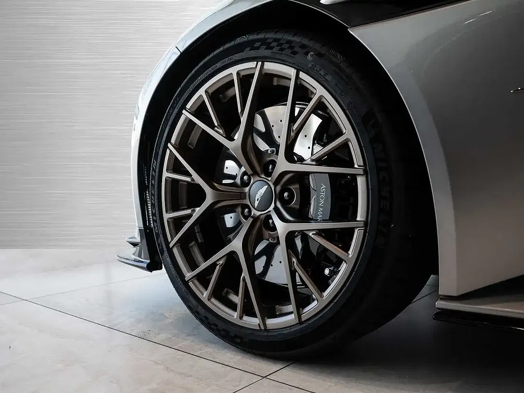 Aston Martin DB12 V8 S Coupe - Thumbnail 9