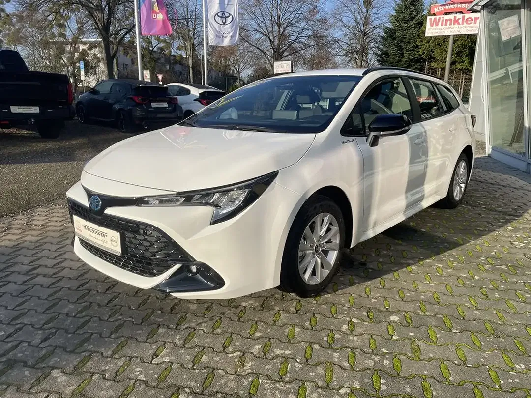 Toyota Corolla Hybrid Business Edition - Thumbnail 3