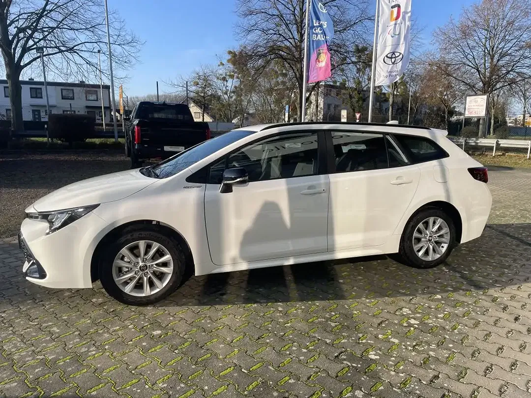 Toyota Corolla Hybrid Business Edition - Thumbnail 4
