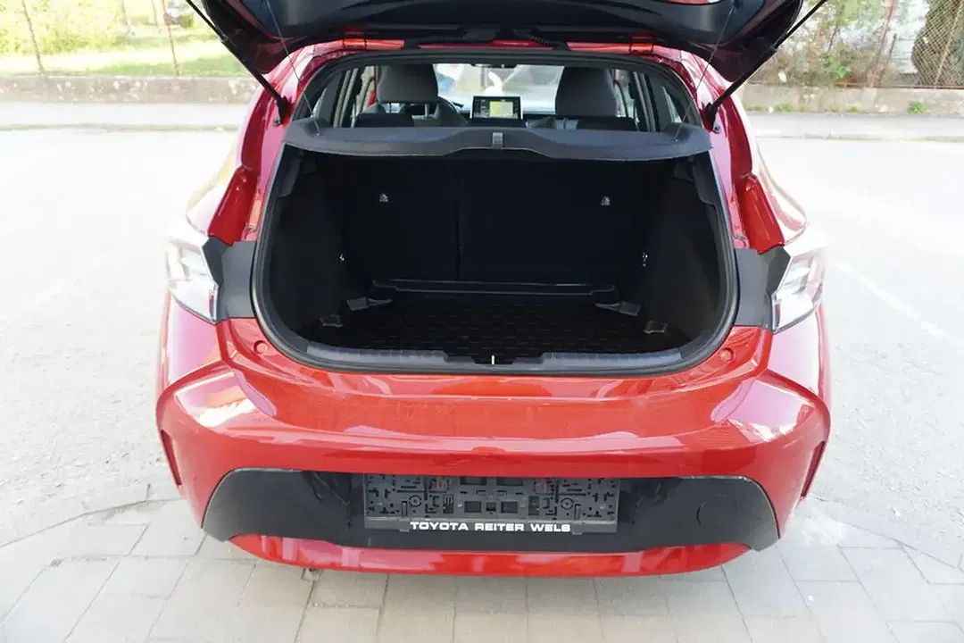 Toyota Corolla Hybrid - Thumbnail 4