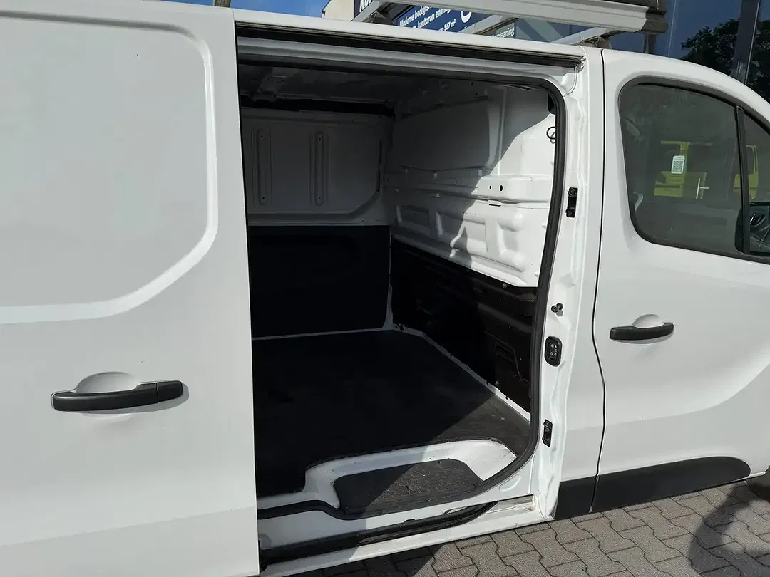 Nissan NV300 180 - Thumbnail 10