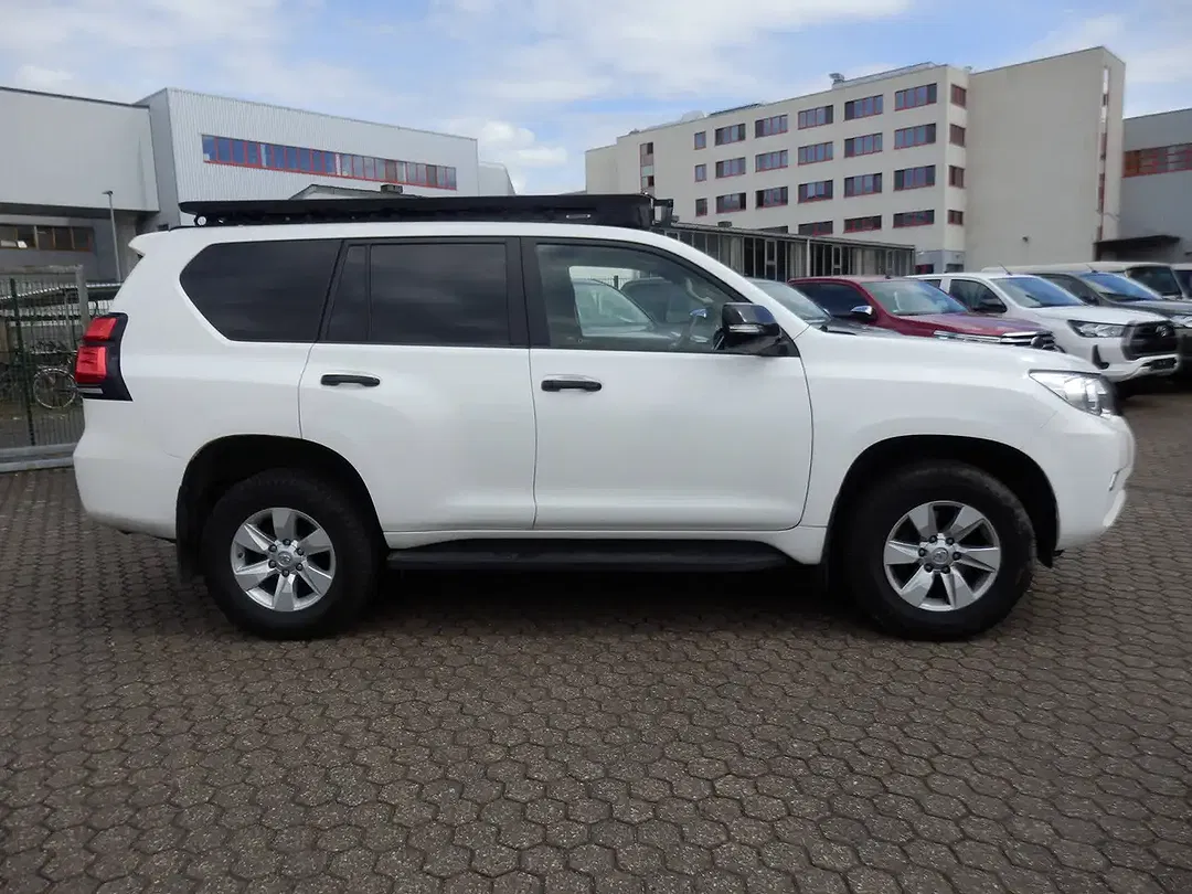 Toyota Land Cruiser - Thumbnail 3