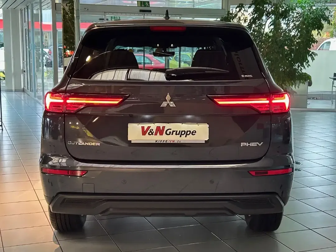 Mitsubishi Outlander Plus - Thumbnail 3