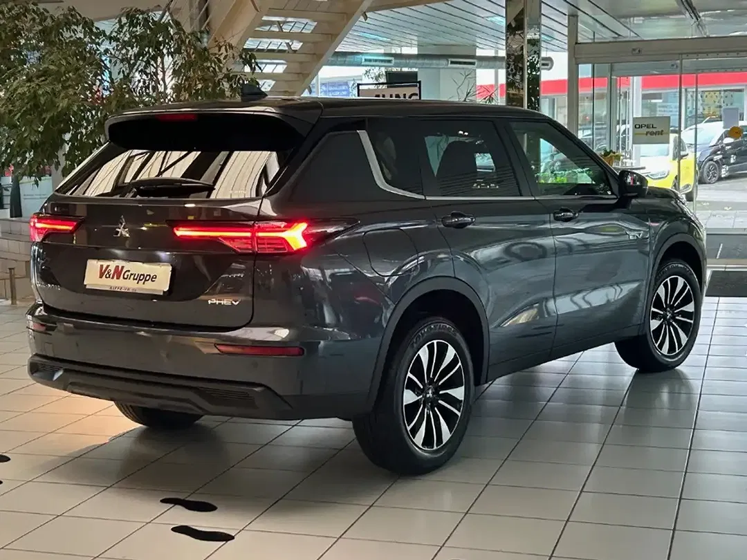 Mitsubishi Outlander Plus - Thumbnail 5