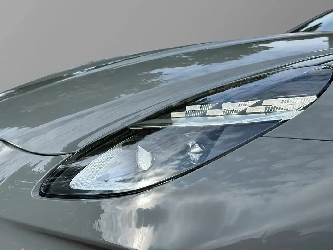 Aston Martin Vantage - Thumbnail 11