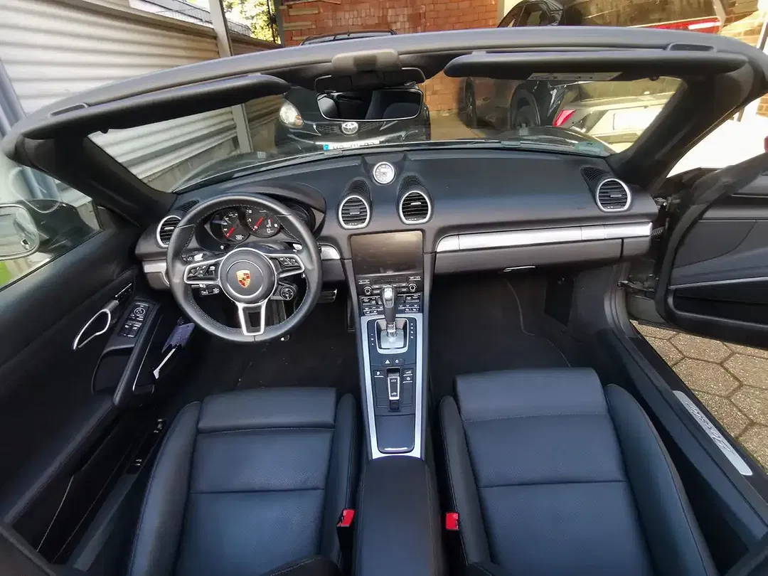 Porsche Boxster - Thumbnail 3