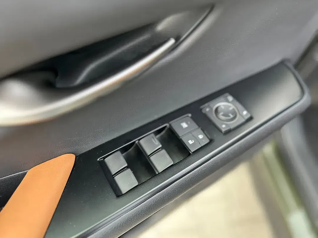 Lexus UX 300e - Thumbnail 10