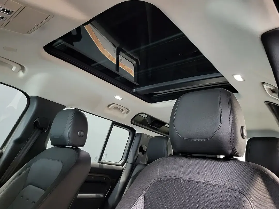 Land Rover Defender D240 First Edition 110 - Thumbnail 10