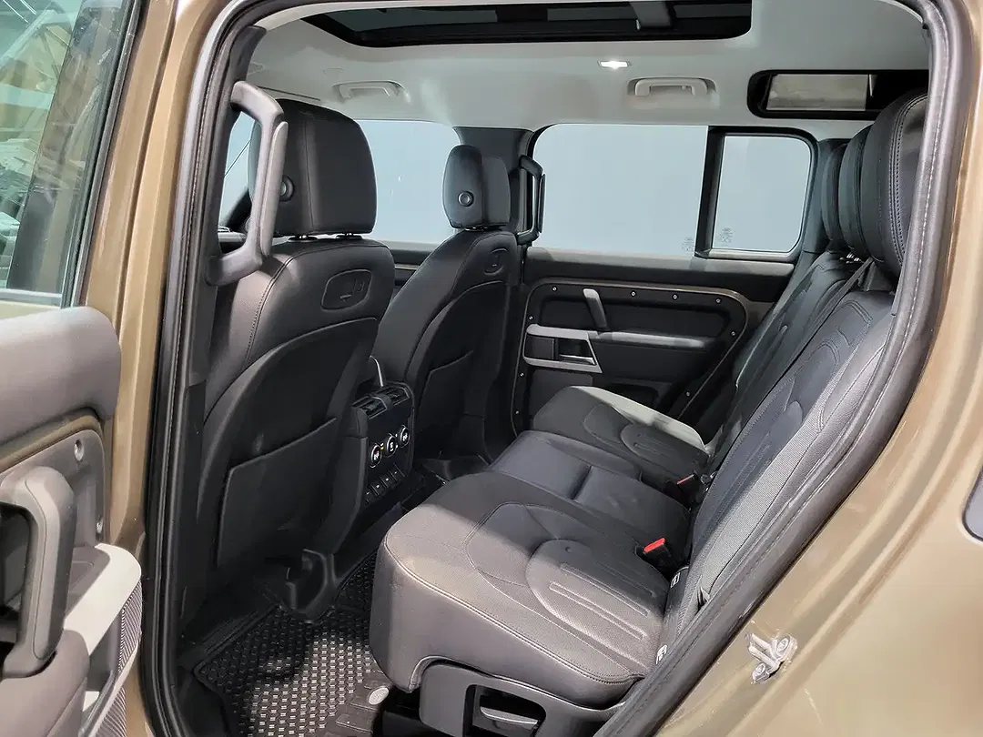 Land Rover Defender D240 First Edition 110 - Thumbnail 11