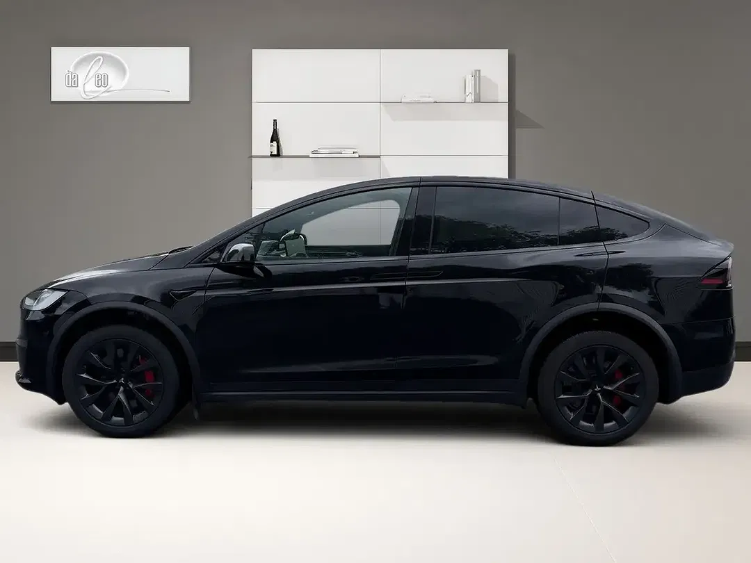 Tesla Model X Plaid - Thumbnail 4