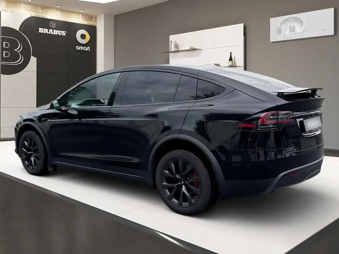Tesla Model X Plaid - Thumbnail 6