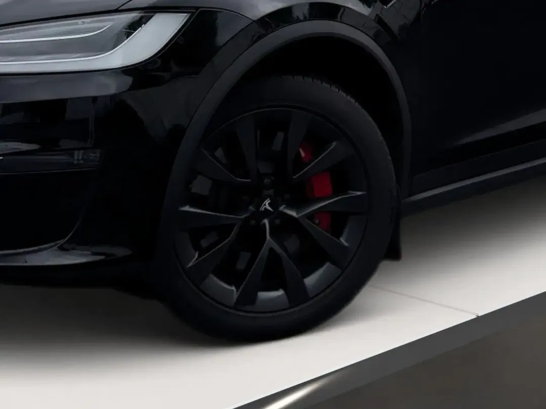 Tesla Model X Plaid - Thumbnail 8