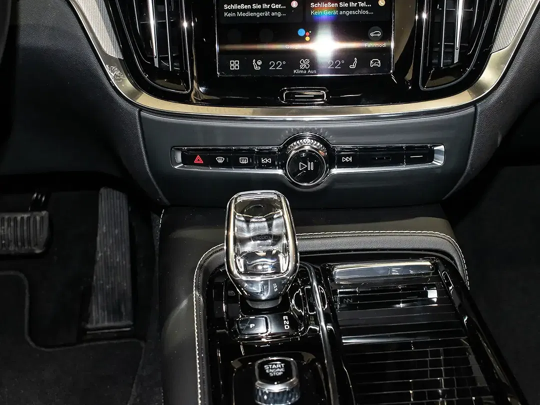 Volvo V60 T8 Twin Engine Recharge Ultra Dark - Thumbnail 13