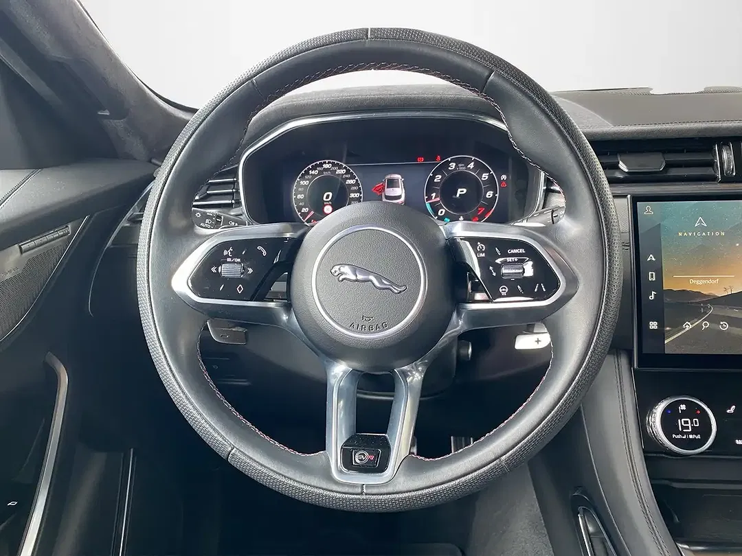 Jaguar F-Pace P550 SVR - Thumbnail 10