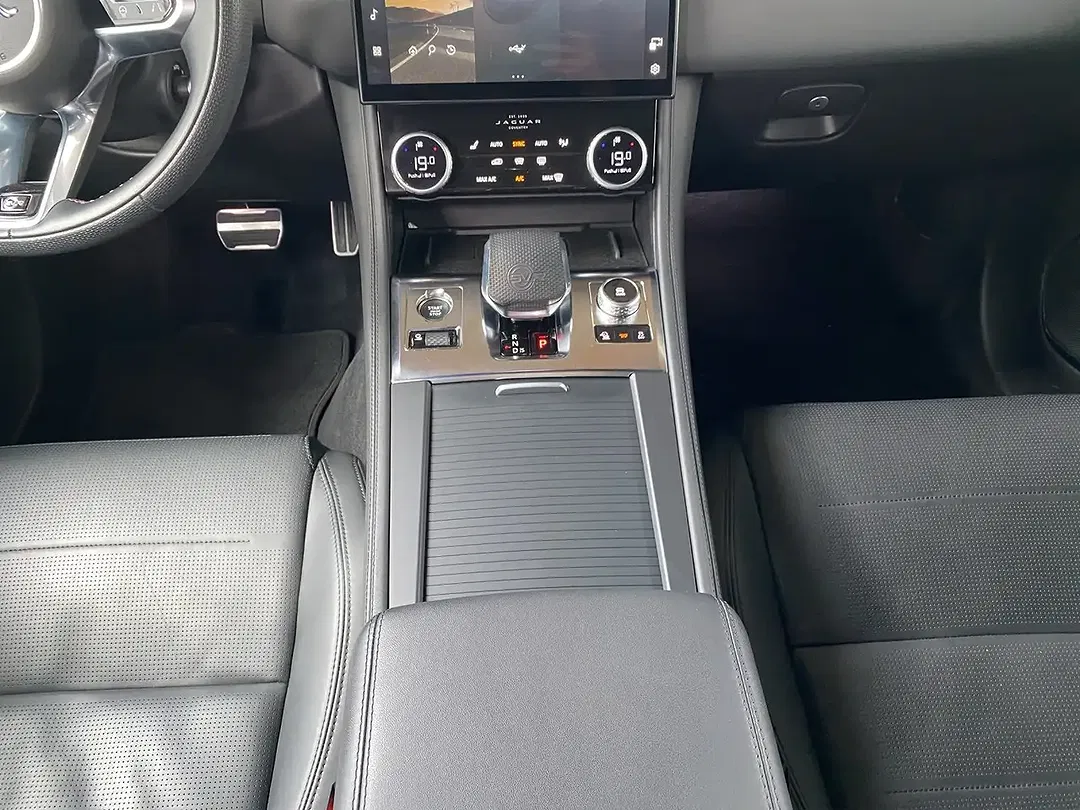 Jaguar F-Pace P550 SVR - Thumbnail 9