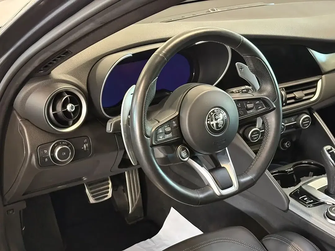 Alfa Romeo Giulia Q4 Veloce - Thumbnail 11