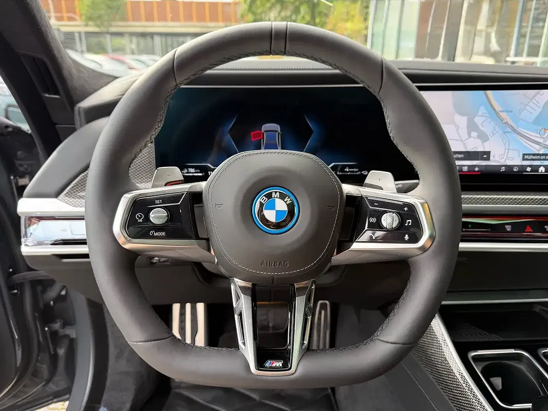 BMW 750 xDrive M Sport - Thumbnail 12