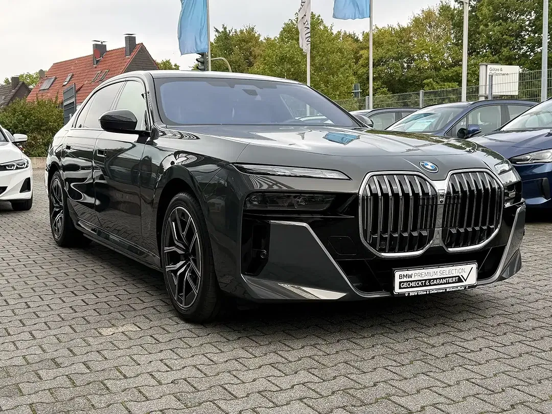 BMW 750 xDrive M Sport - Thumbnail 3