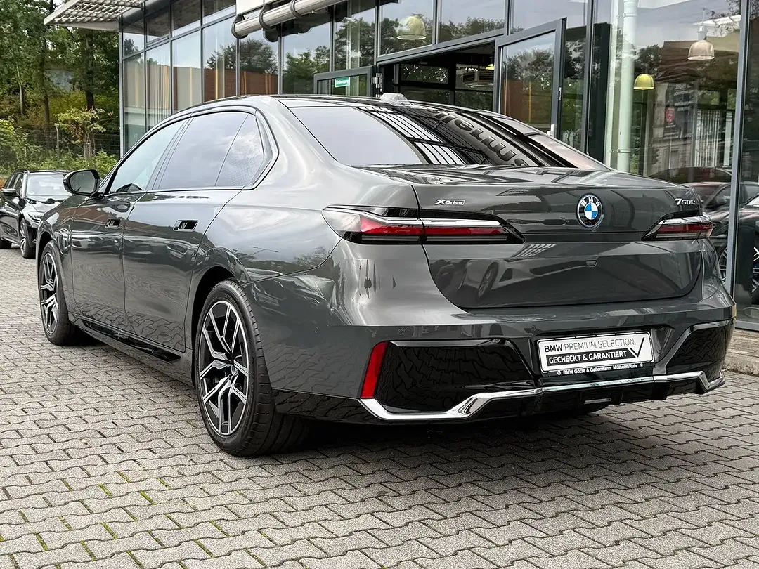 BMW 750 xDrive M Sport - Thumbnail 4