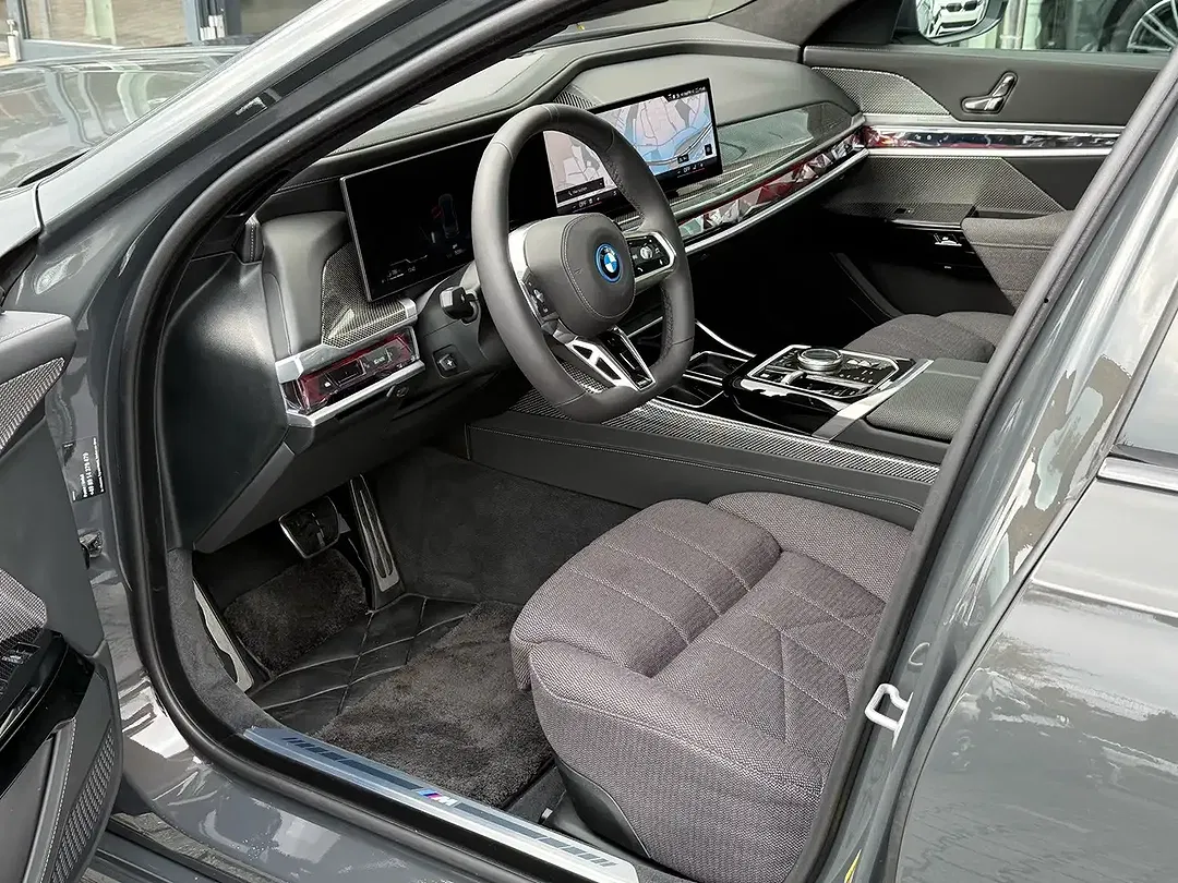 BMW 750 xDrive M Sport - Thumbnail 5